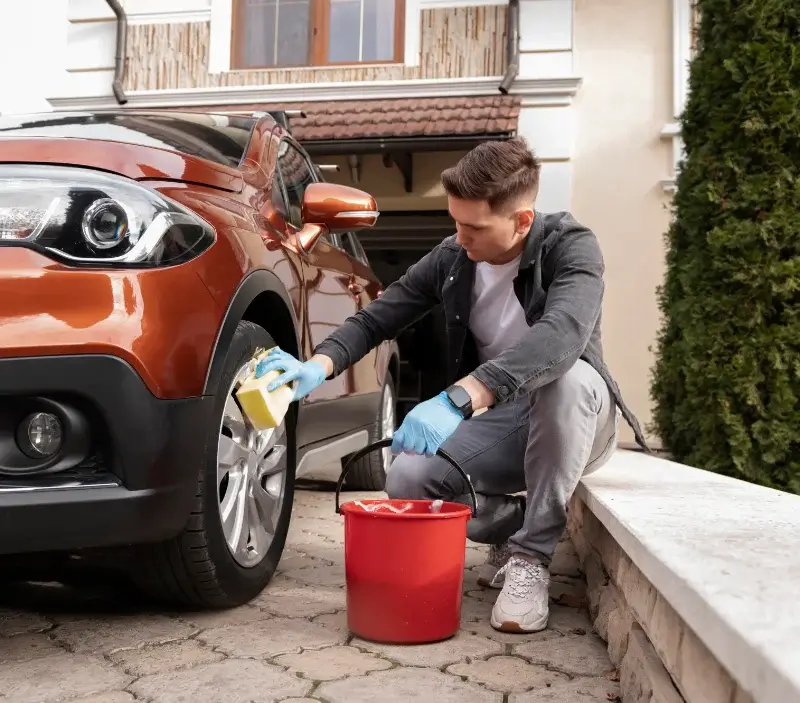 Lavage auto à domicile Neau : professionnel intervenant sur un véhicule